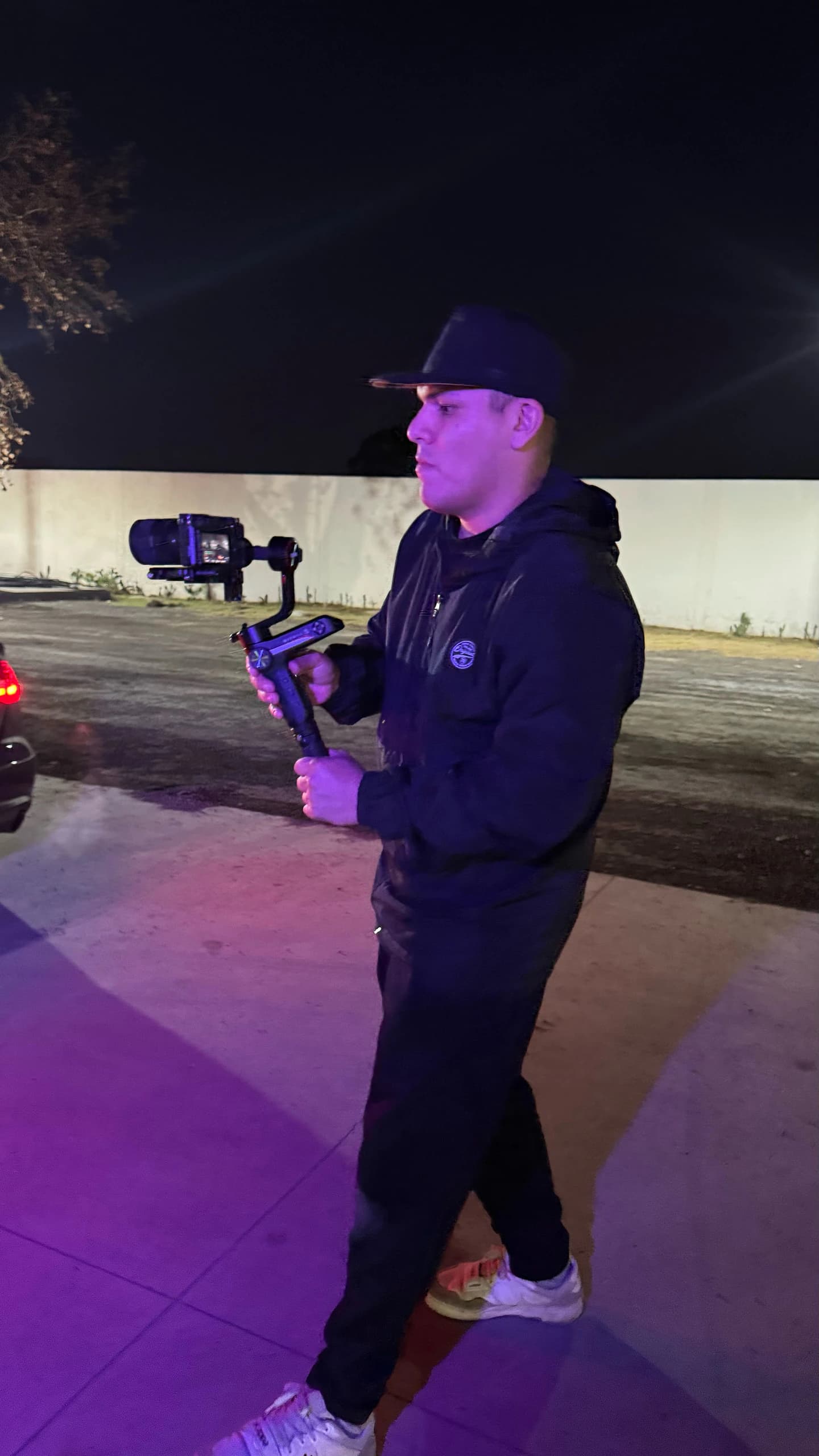 Brian caminando con la cámara montada en un gimbal durante un rodaje nocturno