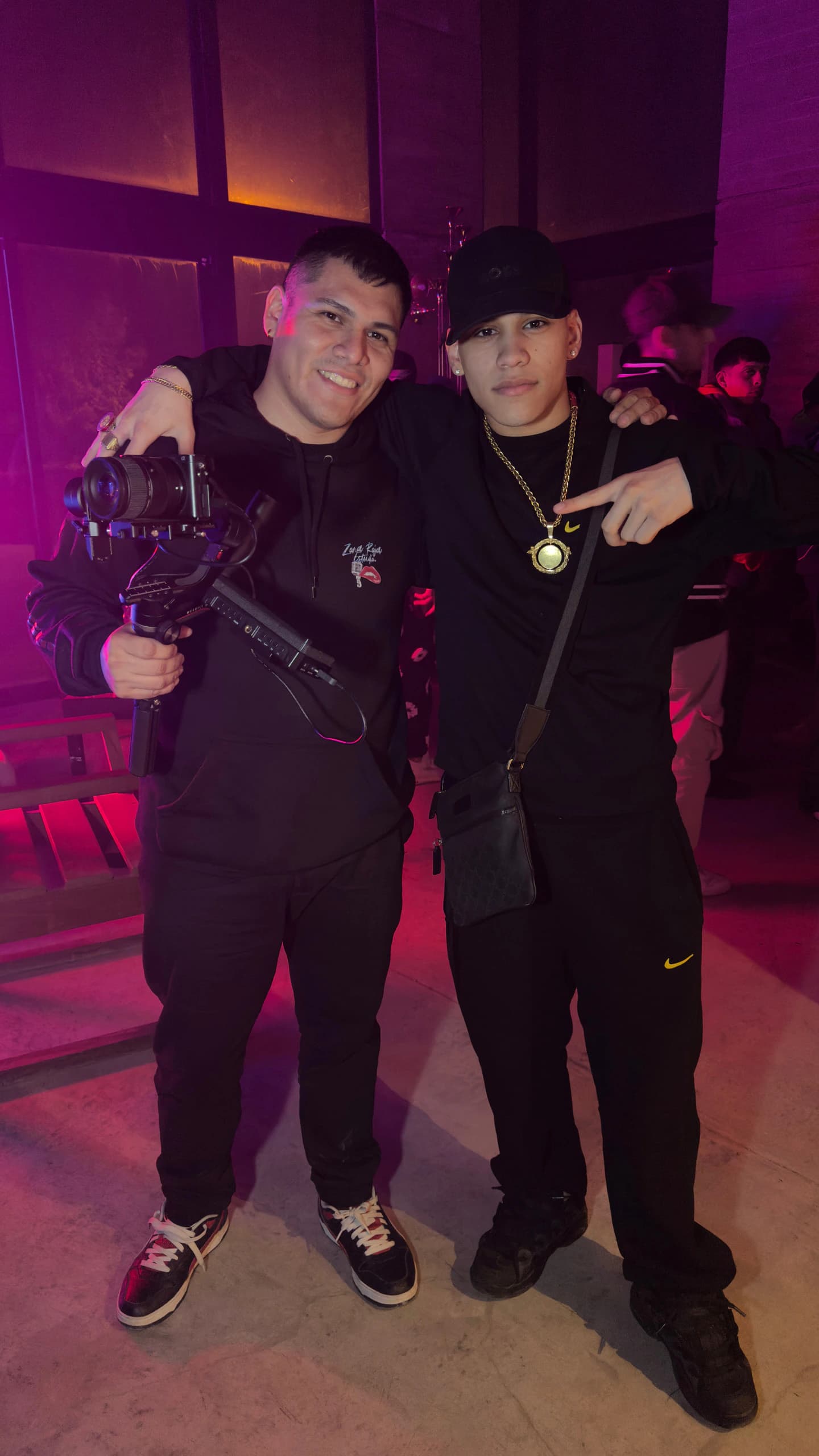 Brian con su cámara y gimbal durante un evento