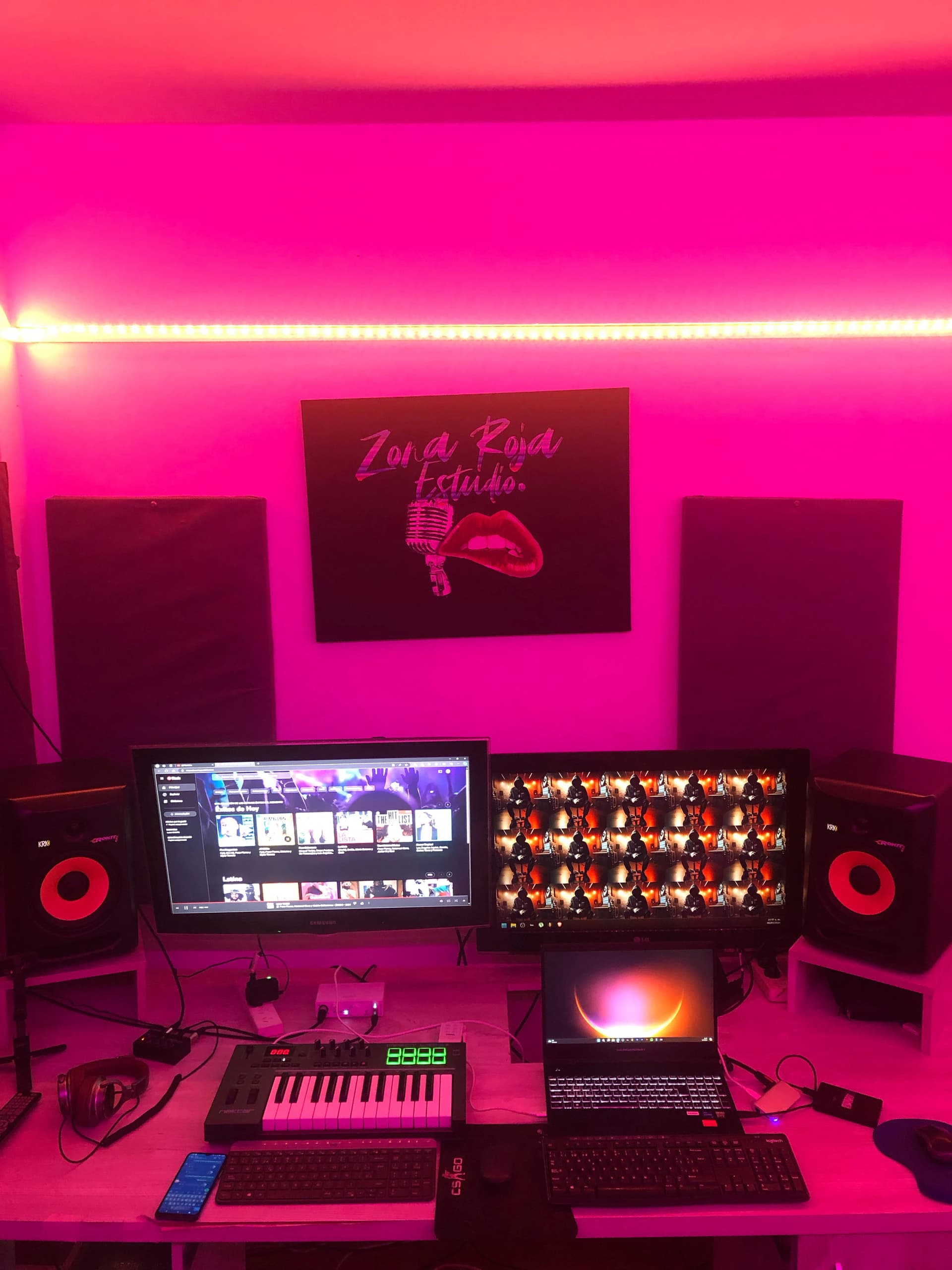El estudio de Zona Roja iluminado en rosa, con monitores, monitores de audio y controlador MIDI